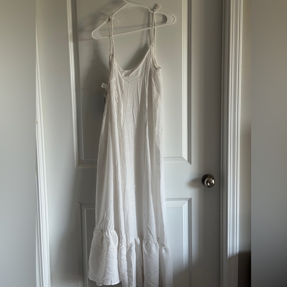 Elegant White Maxi Dress - Picture 9 of 11